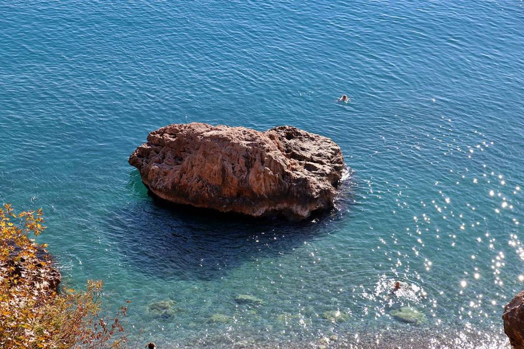 O kent iki mevsimi aynı anda yaşadı: Bir yanda kar, diğer yanda deniz keyfi! Dağ, tepe, sahil, deniz doldu taştı 17